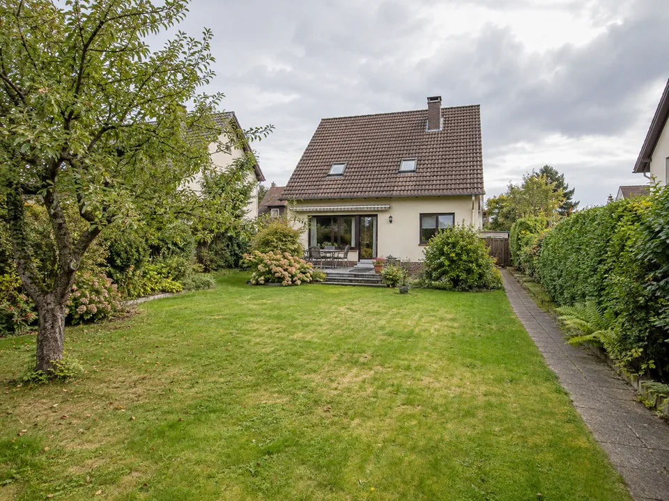 Haus mit gewachsenem Garten; KI-generiertes Beispiel, kein konkretes Gebäude in Teltow.