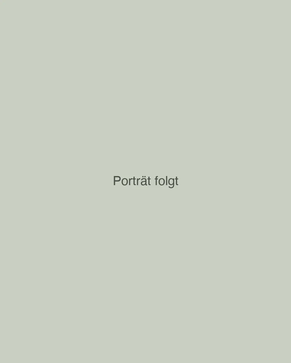 KI-gestaltetes Porträt von Benjamin Kléber unterwegs in einer beispielhaften Wohnumgebung.
